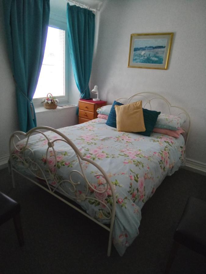 Applebys Guest House Holyhead Exteriör bild