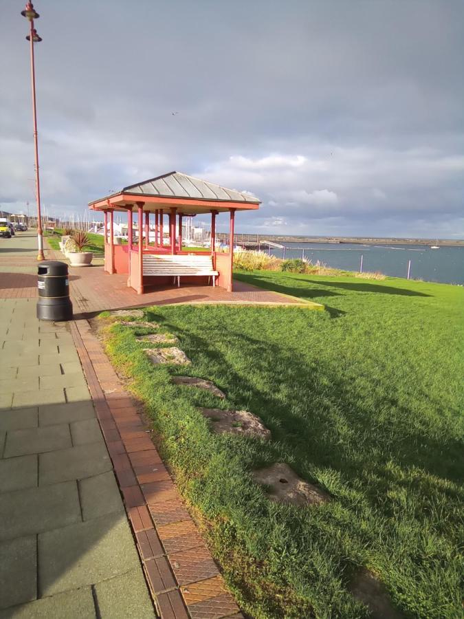 Applebys Guest House Holyhead Exteriör bild